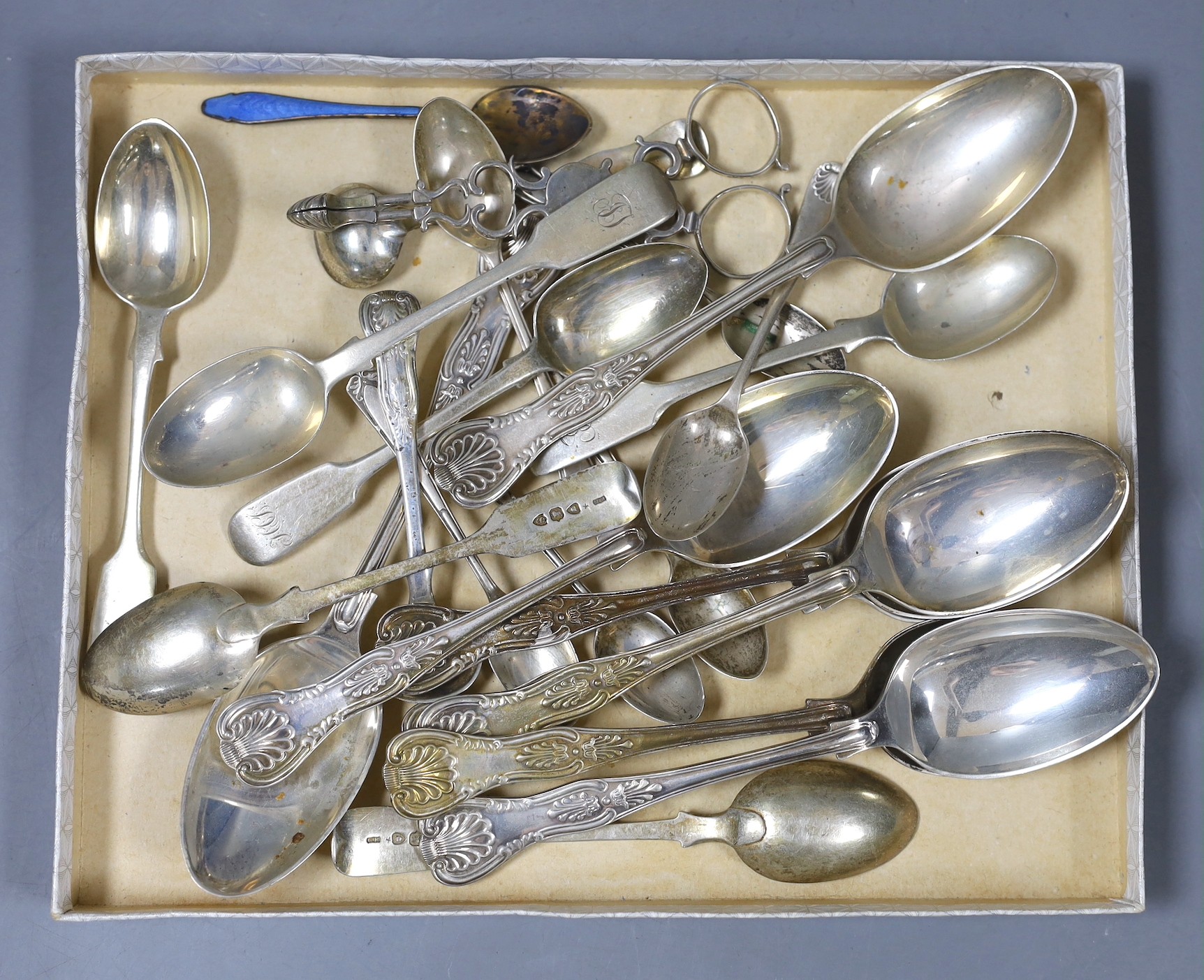 Eight assorted modern silver Kings pattern desert spoons, a pair of 18th century silver sugar nips and sundry teaspoons, gross 25.5oz.